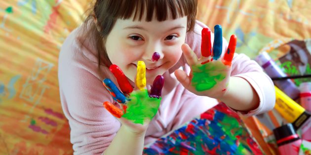 Cute,Little,Girl,With,Painted,Hands